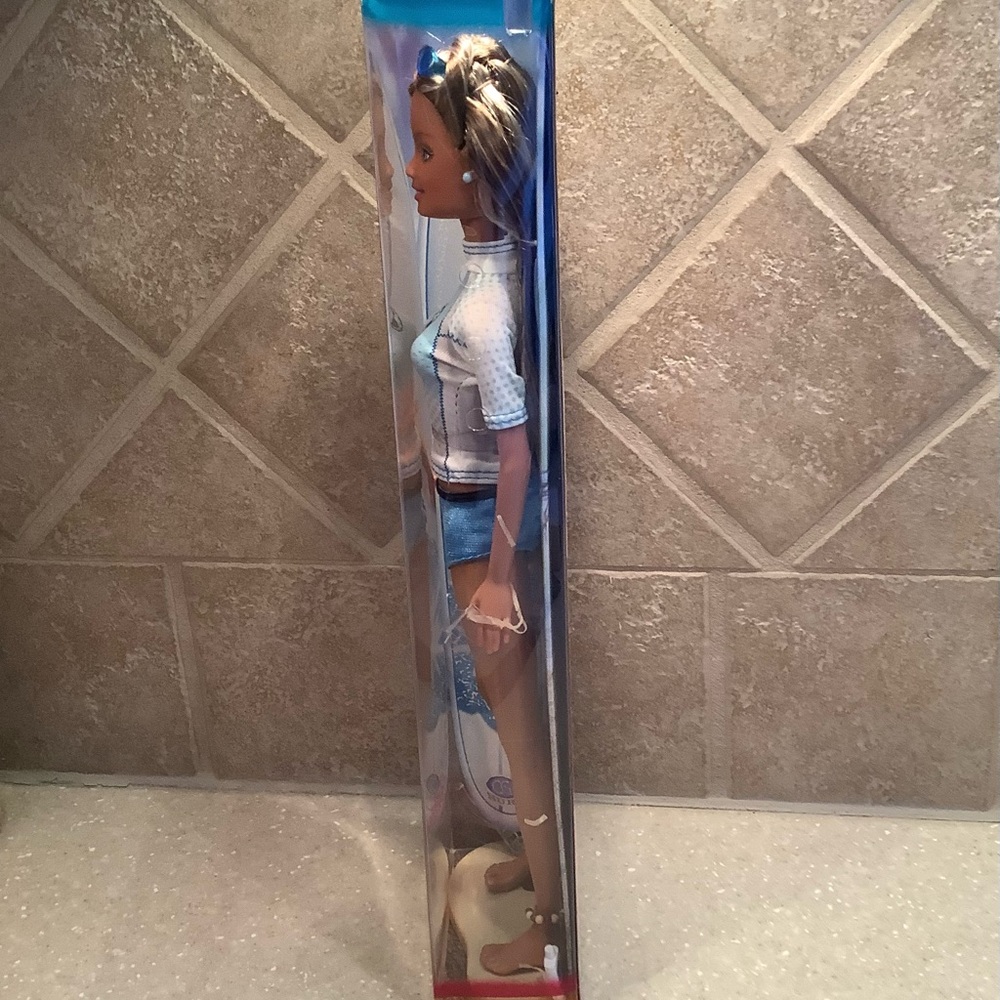 2004 Mattel Barbie Cali Girl Scented in Blue White and Surfboard Collectible NEW - Picture 6 of 9